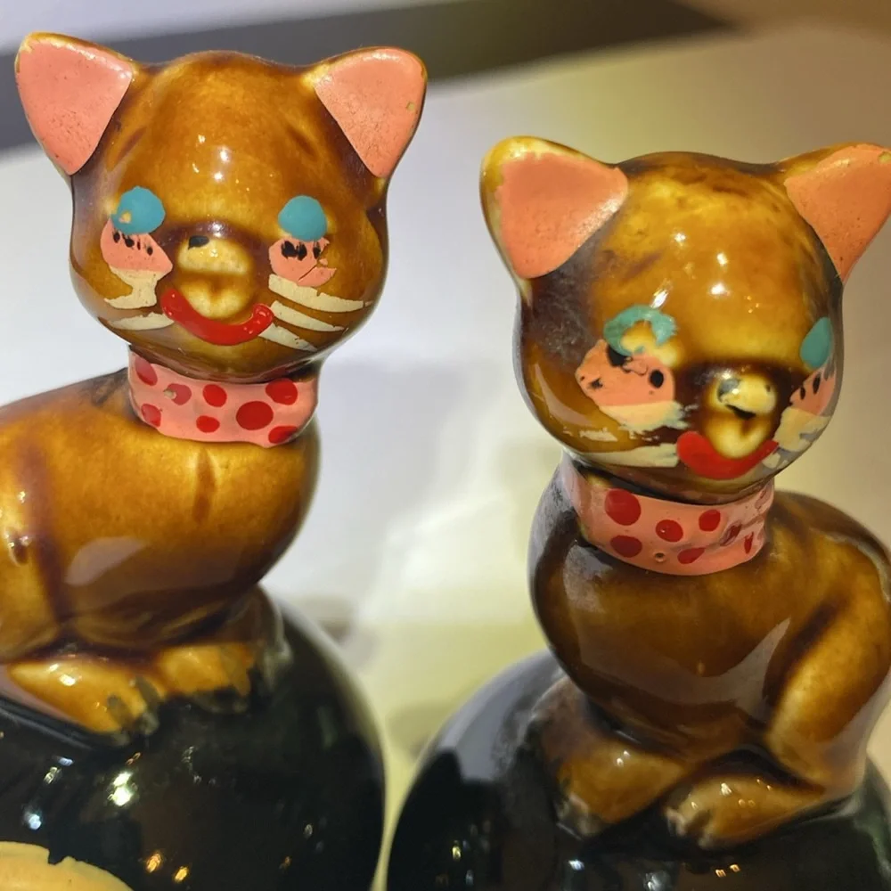 Vintage 50’s Hex Pussycats atop 8 Balls “ They Ward Evil Away” Salt & Pepper Set - Picture 10 of 11